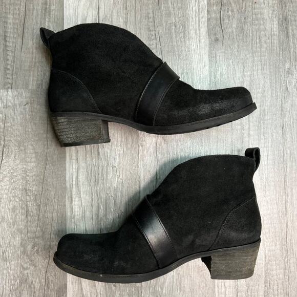 𝅺UGG Wright Belted Boots Booties Low Heel Black Suede Shearling Footbed Size 7 - Picture 3 of 11